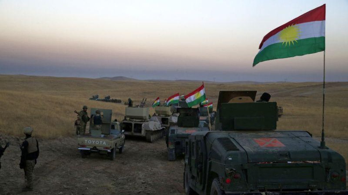 Convoyes militares se dirigen hacia Mosul, este lunes, para participar en la ofensiva contra el Estado Islámico.-EL PERIÓDICO