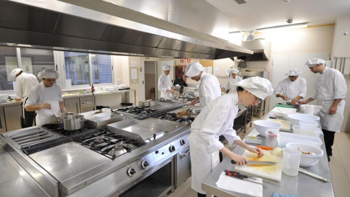 Alumnos desarrollan parte de sus estudios en la cocina.-ISRAEL L. MURILLO