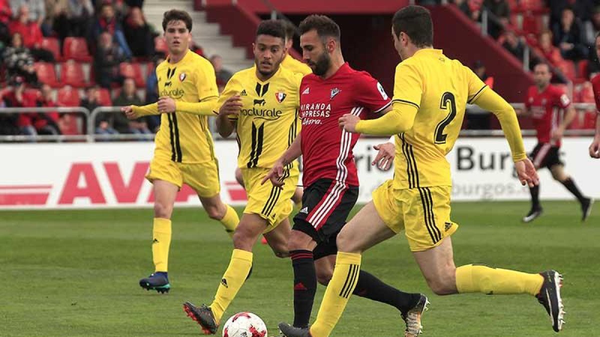 Pito Camacho conduce un balón en presencia de varios jugadores de Osasuna B-Alfonso G. Mardones