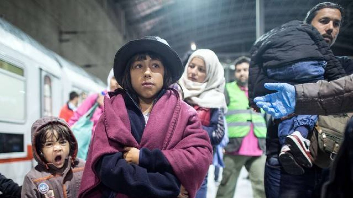 Un grupo de refugiados en una estación de tren en Austria.-AFP / FEDERICO GAMBARINI