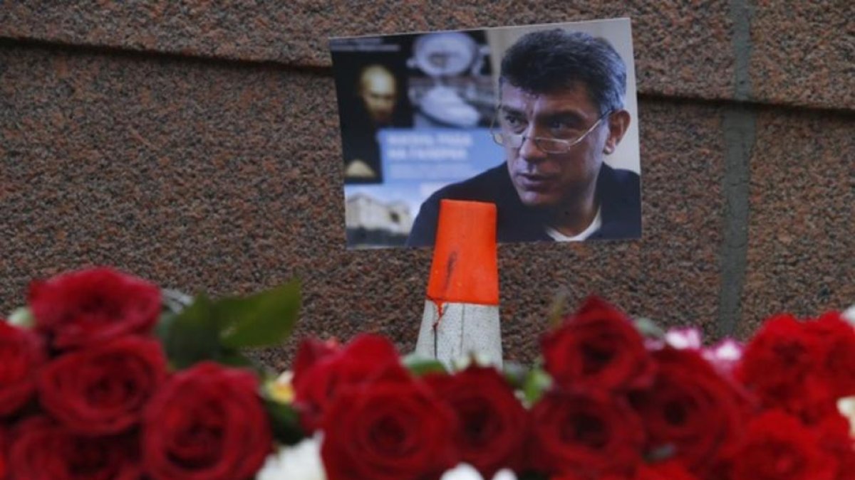 Flores en memoria de Nemtsov en el lugar donde se produjo el asesinato, en Moscú.-SERGEI KARPUKHIN / REUTERS