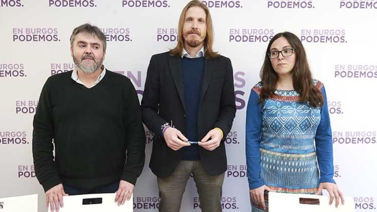 Ignacio Lacámara, secretario general de Podemos Burgos, Pablo Fernández y Laura Domínguez, Secretaria de Municipalismo de Podemos CyL.-RAÚL G. OCHOA