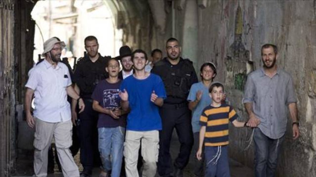Extremistas judíos escoltados junto a la mezquita de Al Aqsa (Jerusalén).-EFE