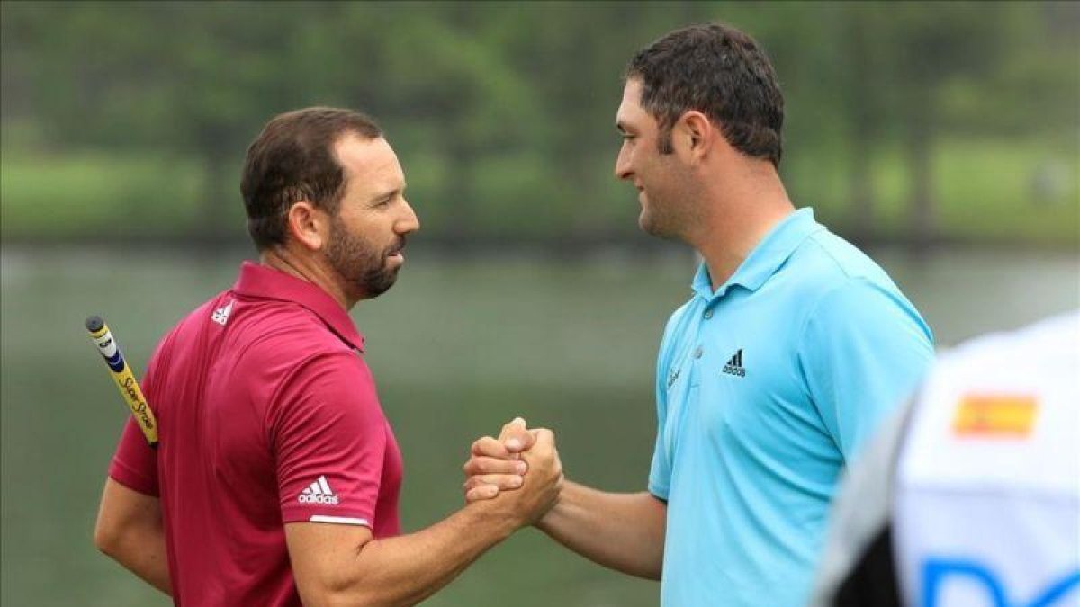 Jon Rham choca la mano con Sergio García después de cerrar su pase a octavos-Richard HEATHCOTE