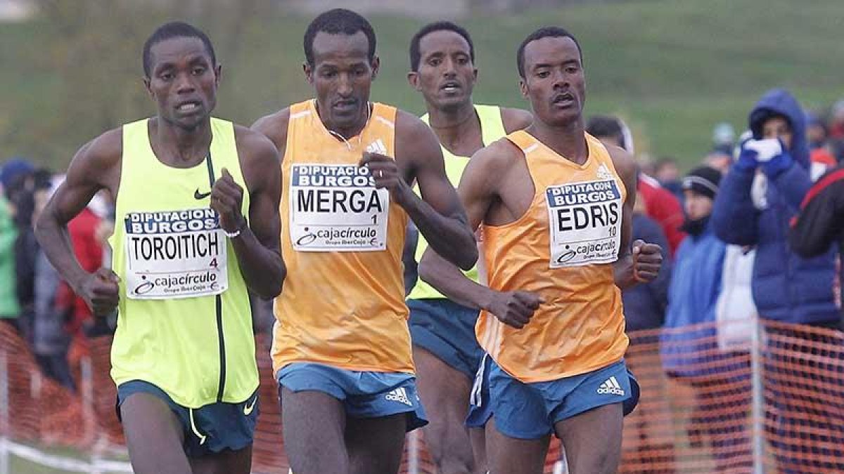 Toroitich y Edris escoltan a Merga en la edición de 2014-Santi Otero
