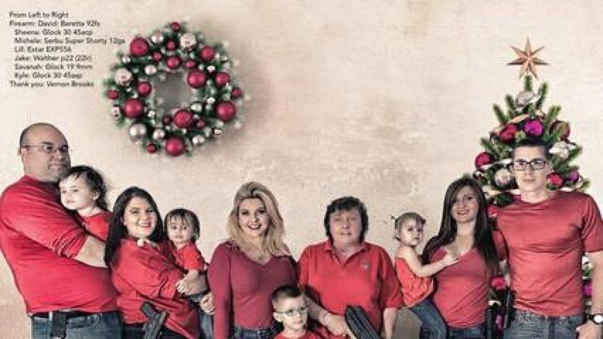 Felicitación de Navidad de la política republicana con sus familiares, todos armados.-