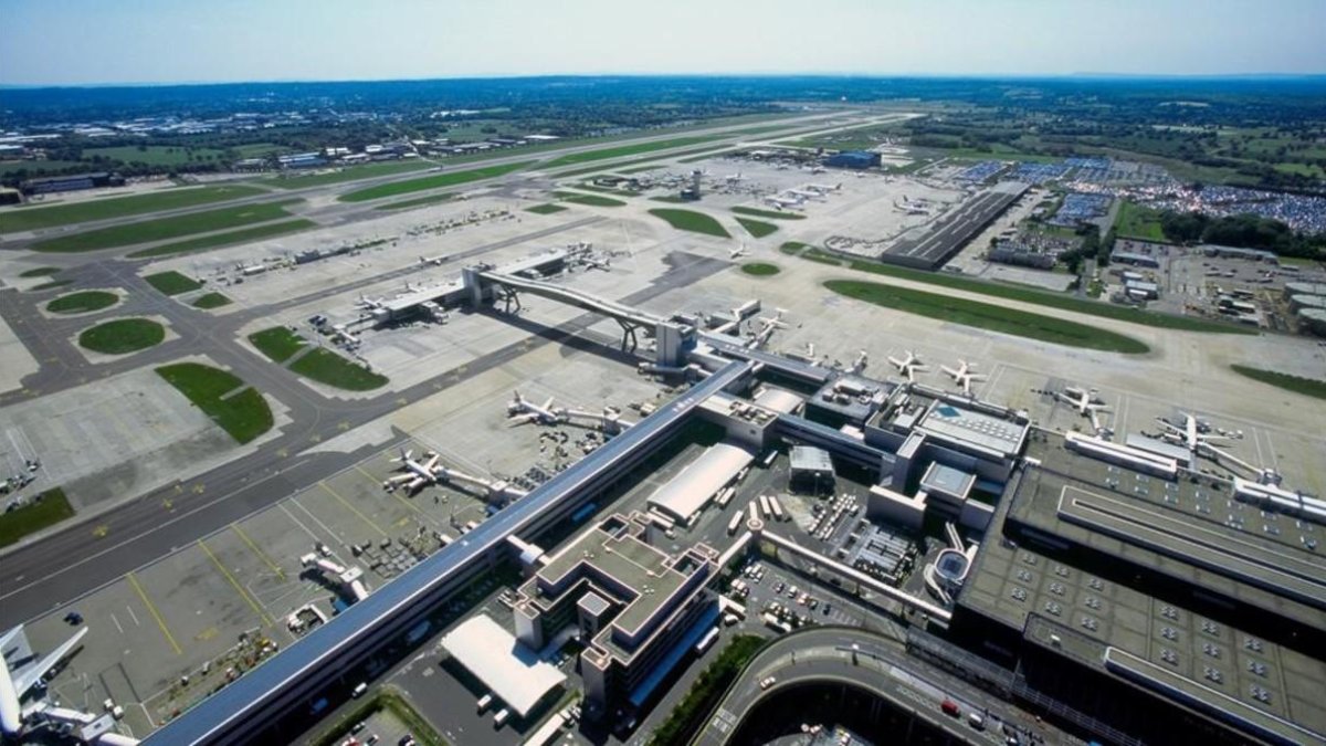 Vista aérea del aeropuerto londinense de Gatwick.-