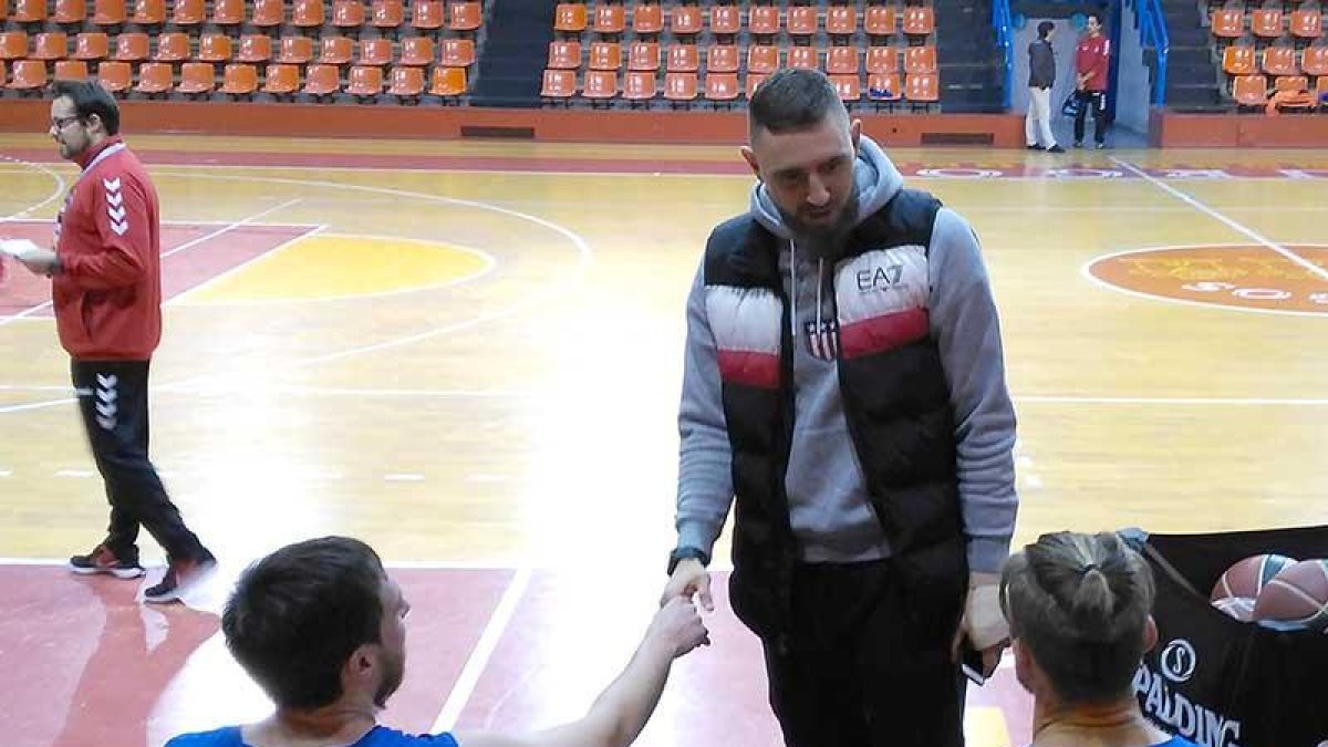 Gailius saluda a Edu Martínez durante un entrenamiento.-ECB