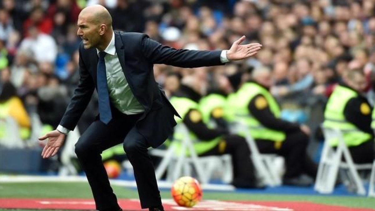Zidane gesticula durante el partido del Madrid con el Athletic en el Bernabéu.-AFP / GERARD JULIEN