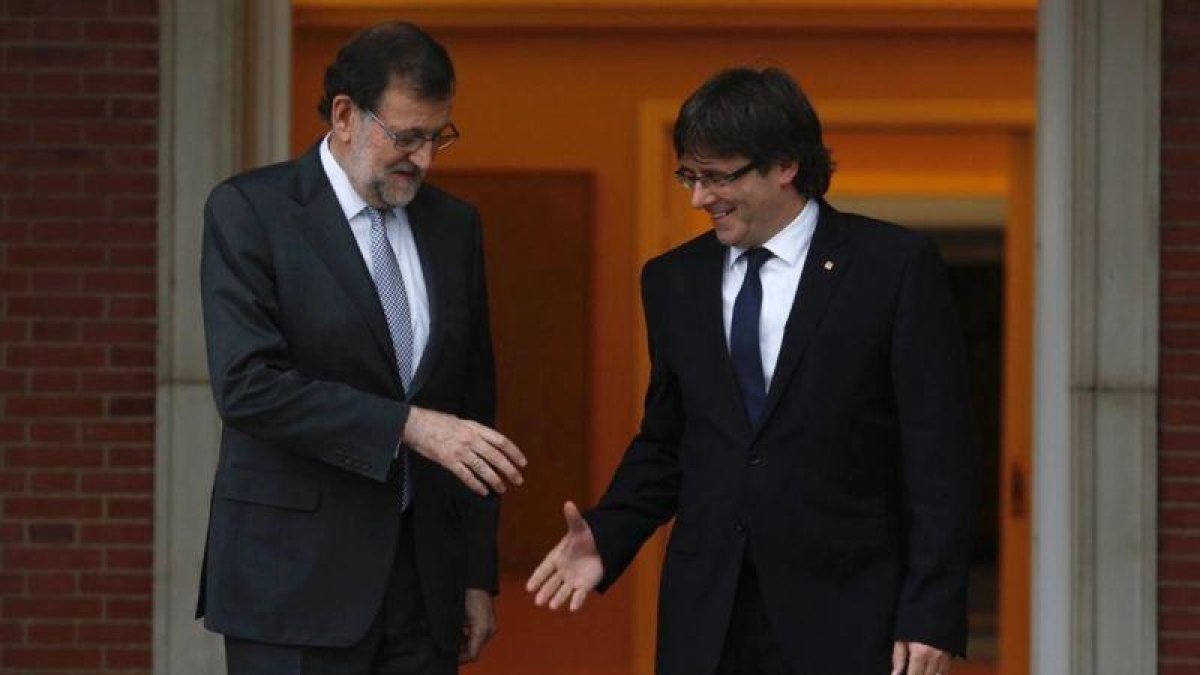 El presidente del Gobierno en funciones, Mariano Rajoy, y el de la Generalitat, Carles Puigdemont, en su cita de abril del 2016 en la Moncloa-DAVID CASTRO