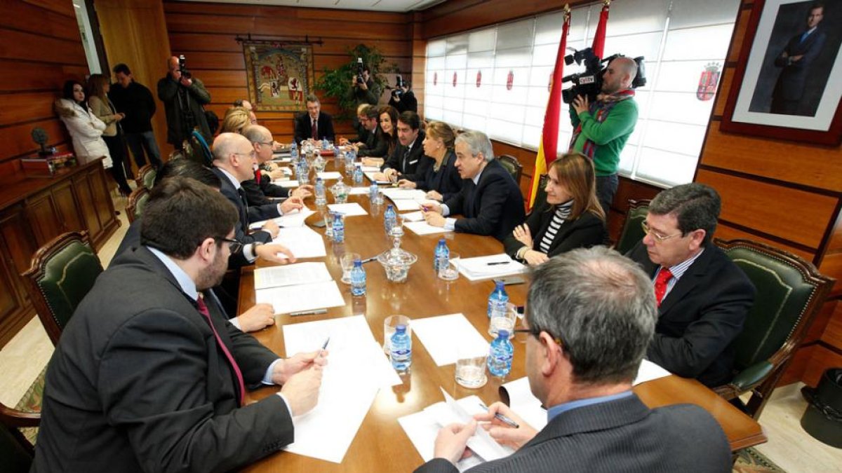 César Rico (dch. de la imagen), durante la reunión del lunes celebrada en Valladolid con representantes regionales.-ECB