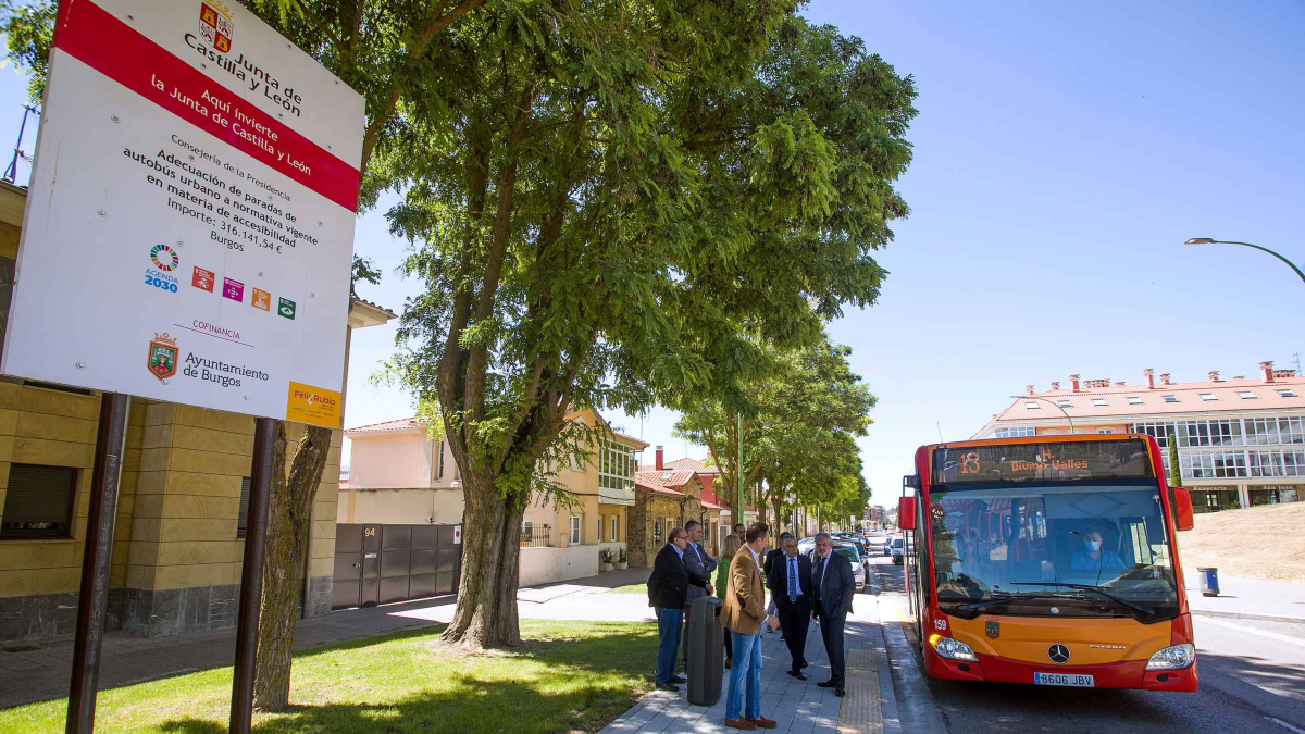 Imagen de archivo de una de las paradas de la calle Pozanos en la que se ha mejorado la accesibilidad. 