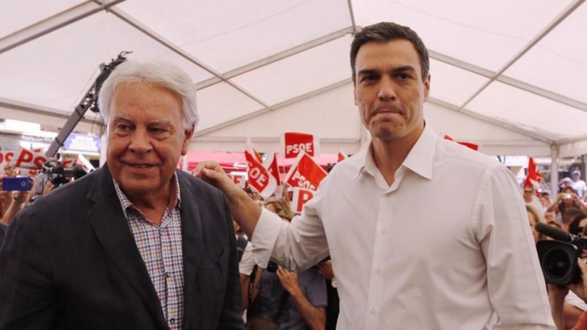 González y Sánchez, durante un mitin en Madrid el pasado 24 de junio.-AGUSTÍN CATALÁN