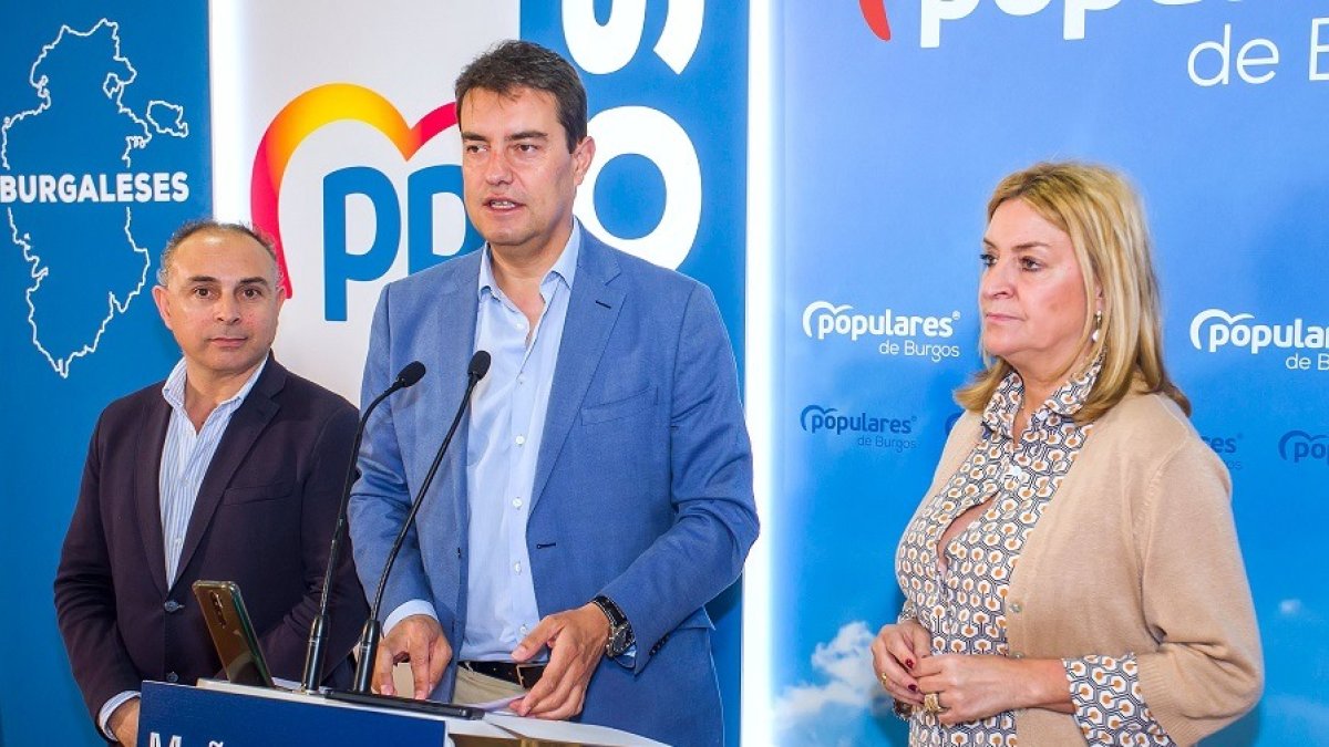 El procurador del PP, Ángel Ibáñez (centro), junto a Emilio Berzosa e Inmaculada Ranedo. TOMÁS ALONSO
