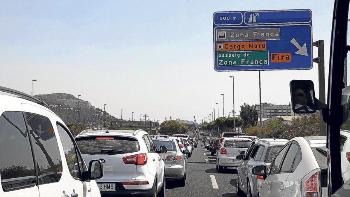 Retenciones a la entrada de Barcelona.-/ RICARD CUGAT