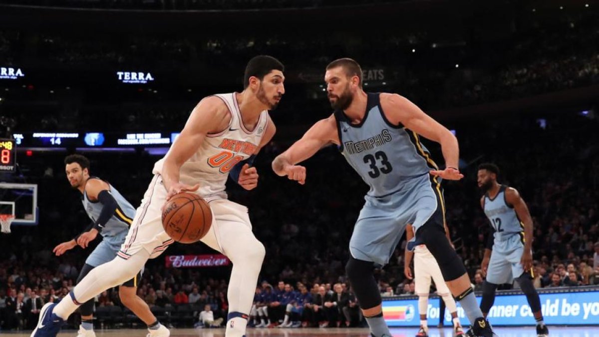 Enes Kanter, presionado por Marc Gasol.-ANTHONY GRUPPUSO (USA TODAY SPORTS)
