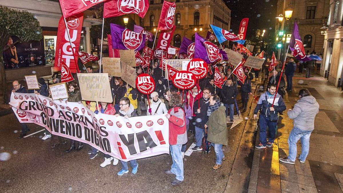 Una manifestación auspiciada por los sindicatos recorrió ayer las calles del centro para reclamar un «convenio digno».-S. OTERO