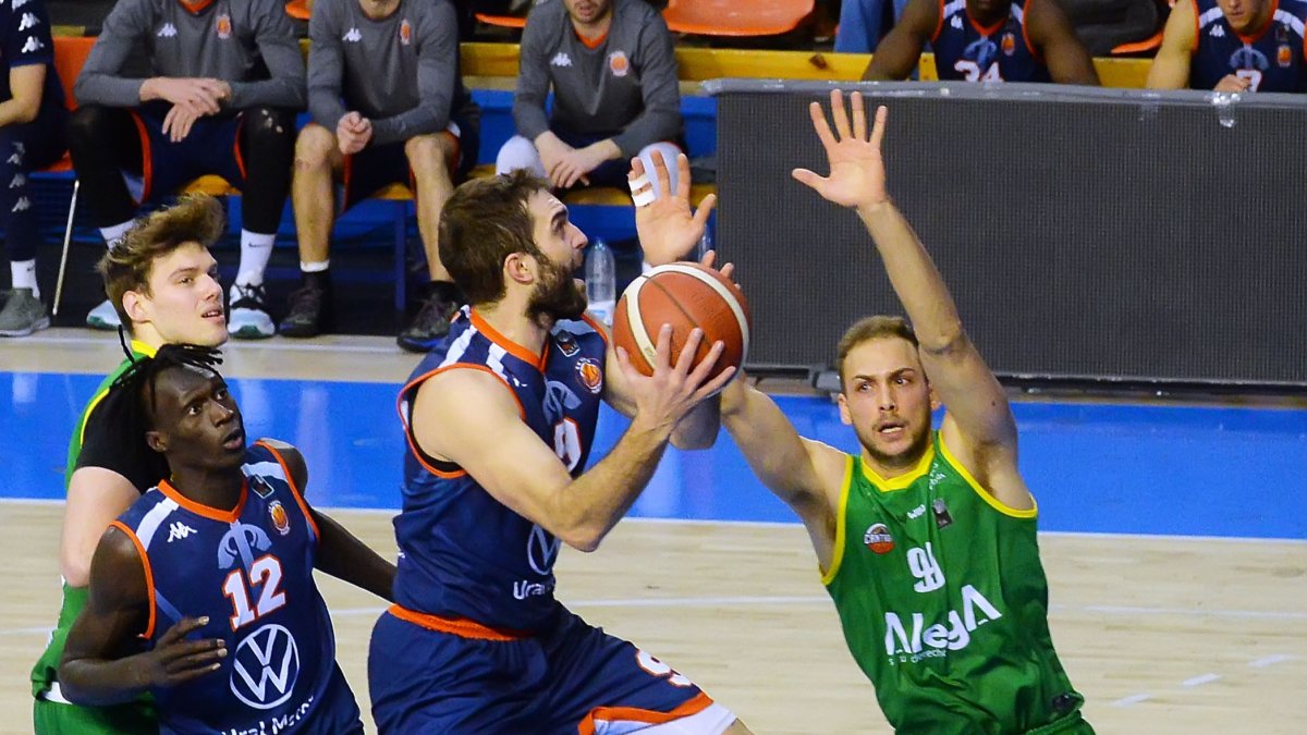 Iván Martínez busca el camino del aro. TOMÁS ALONSO