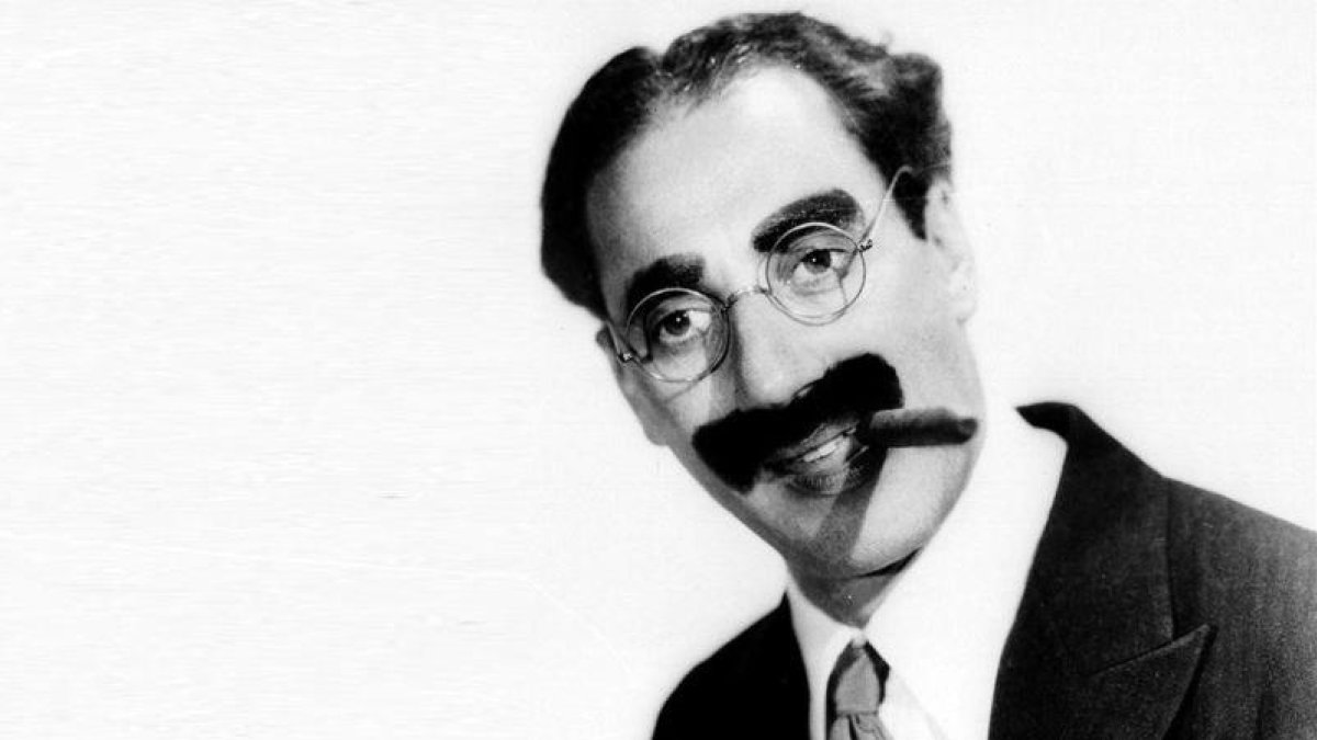 Groucho Marx, con su característico bigote pintado y su puro en 1933.-EL PERIÓDICO