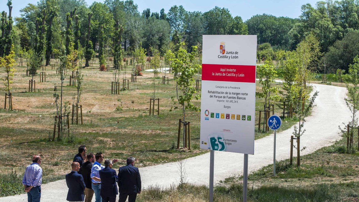 Las autoridades políticas visitan la intervención en Fuentes Blancas Norte donde se han plantado 445 nuevos árboles. TOMÁS ALONSO