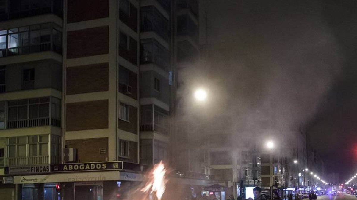 Uno de los contenedores ardiendo en la calle Vitoria-SANTI OTERO