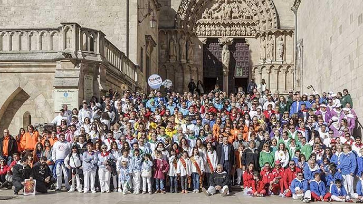 La foto de familia en las escaleras de la Catedral ya forma parte de la tradición de este día.-SANTI OTERO