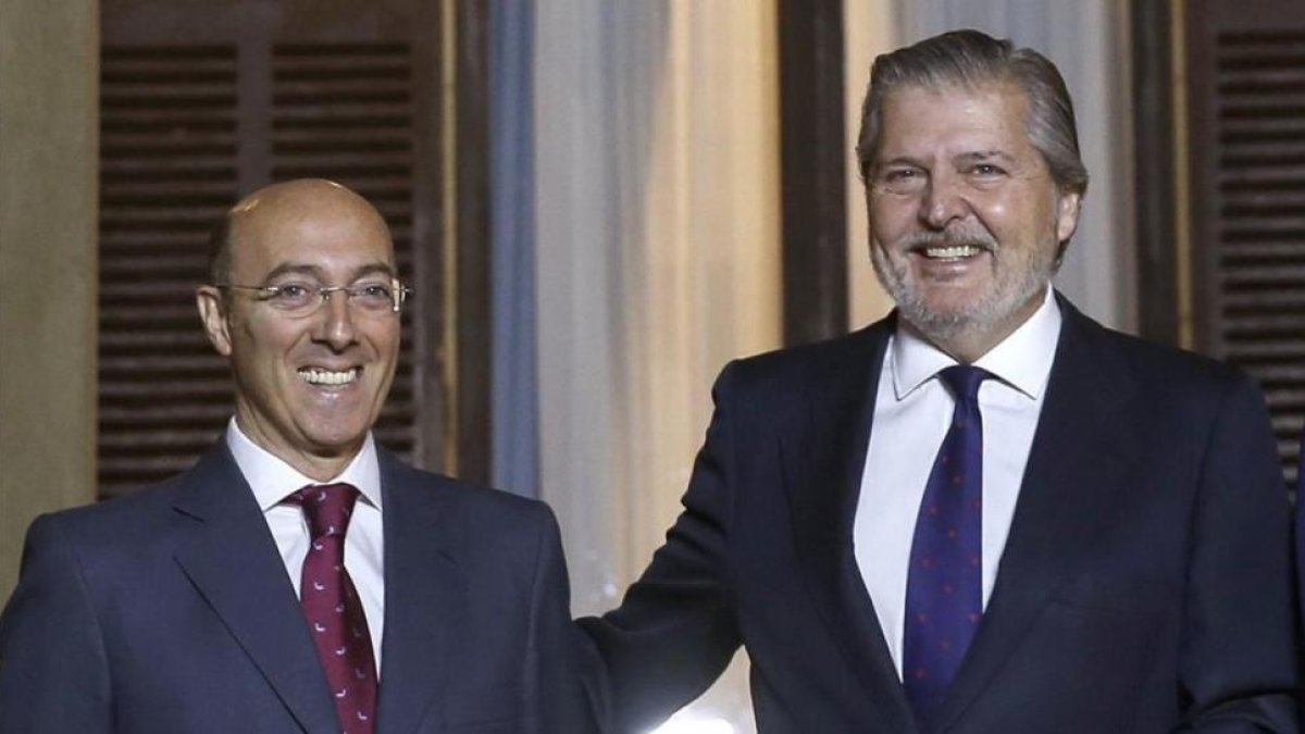 El delegado del Gobierno en el País Vasco, Carlos Urquijo, con el ministro de Cultura, Íñigo Méndez de Vigo, el pasado 4 de diciembre en San Sebastián.-EFE / JAVIER ETXEZARRETA