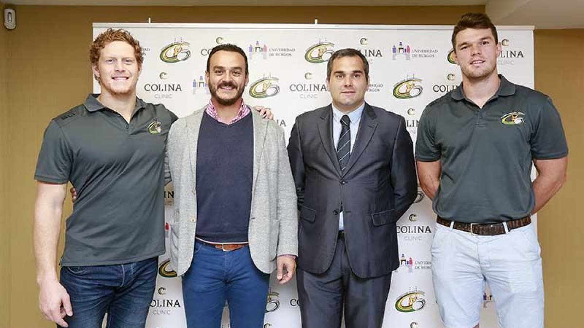 Ruan Snyman y Johan Wagenaar ‘escoltan’ al patrocinador César Colina y al presidente, Leví Moreno-Raúl G. Ochoa
