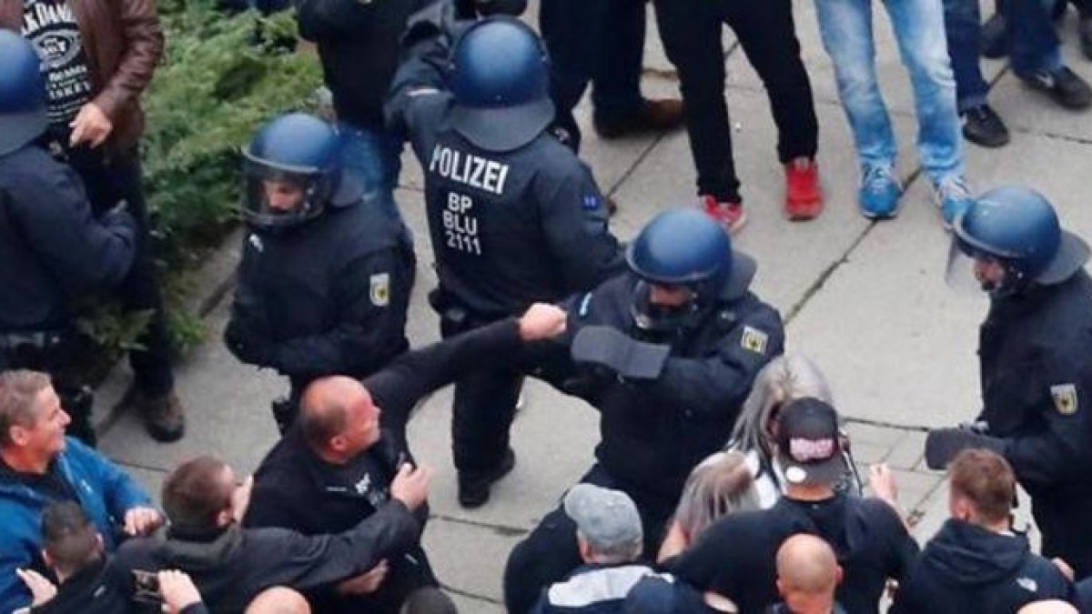 Manifestantes ultras se enfrentan con las fuerzas policiales en las calles de Chemnitz.-HANNIBAL HANSCHKE / REUTERS