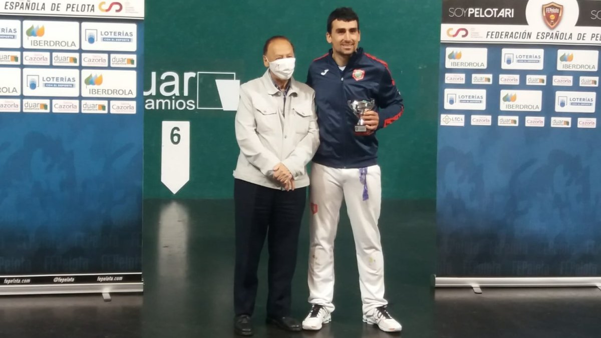Santxo posa con el trofeo conquistado en Pamplona. ECB