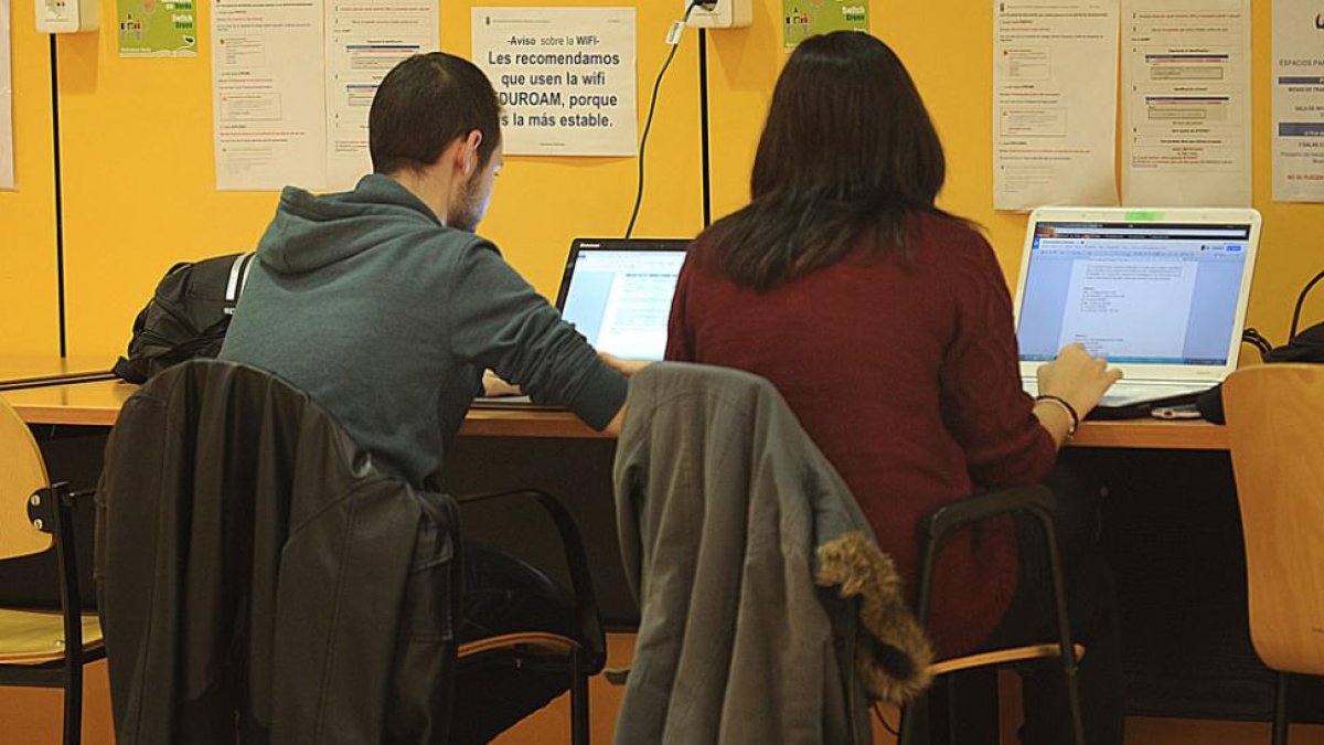 El PSOE critica que el PP «castiga» doblemente a los universitarios con la subida de tasas y la bajada de las becas.-ECB