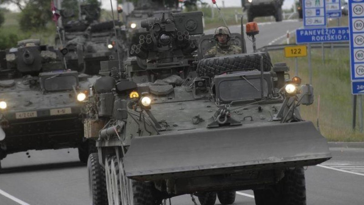 Soldados estadounidenses cruzan la frontera entre Lituania y Letonia, cerca de la localidad de Subate, durante los ejercicios de la OTAN.-EFE / VALDA KALNINA