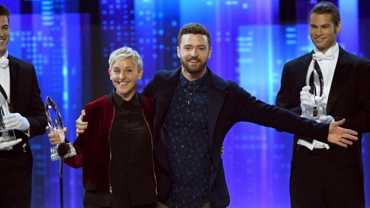 Ellen DeGeneres, tras recibir una de sus tres estatuillas de la noche angelina de manos de Justin Timberlake.-KEVIN WINTER/AFP / AFP