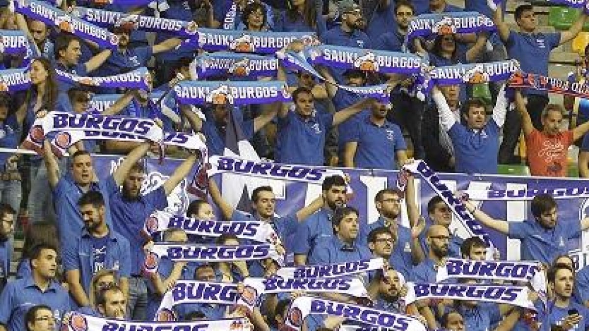 La afición del San Pablo anima durante un partido,-SANTI OTERO
