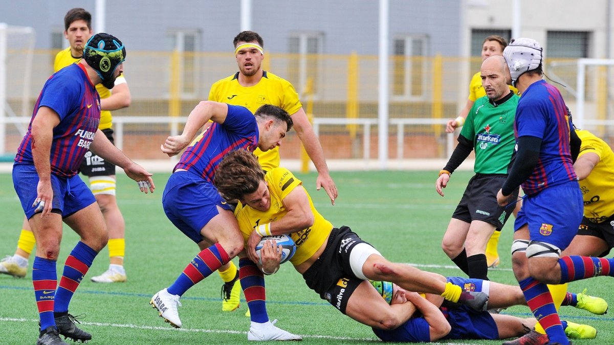 La defensa del FC Barcelona sella a Cronje en un lance del encuentro disputado en San Amaro. TOMÁS ALONSO