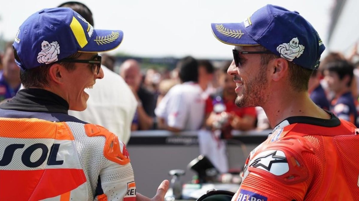Marc Márquez (Honda), a la izquierda, felicita, en el corralito de Brno, a Andrea Dovizioso (Ducati), por su primera pole en más de un año-ALEJANDRO CERESUELA