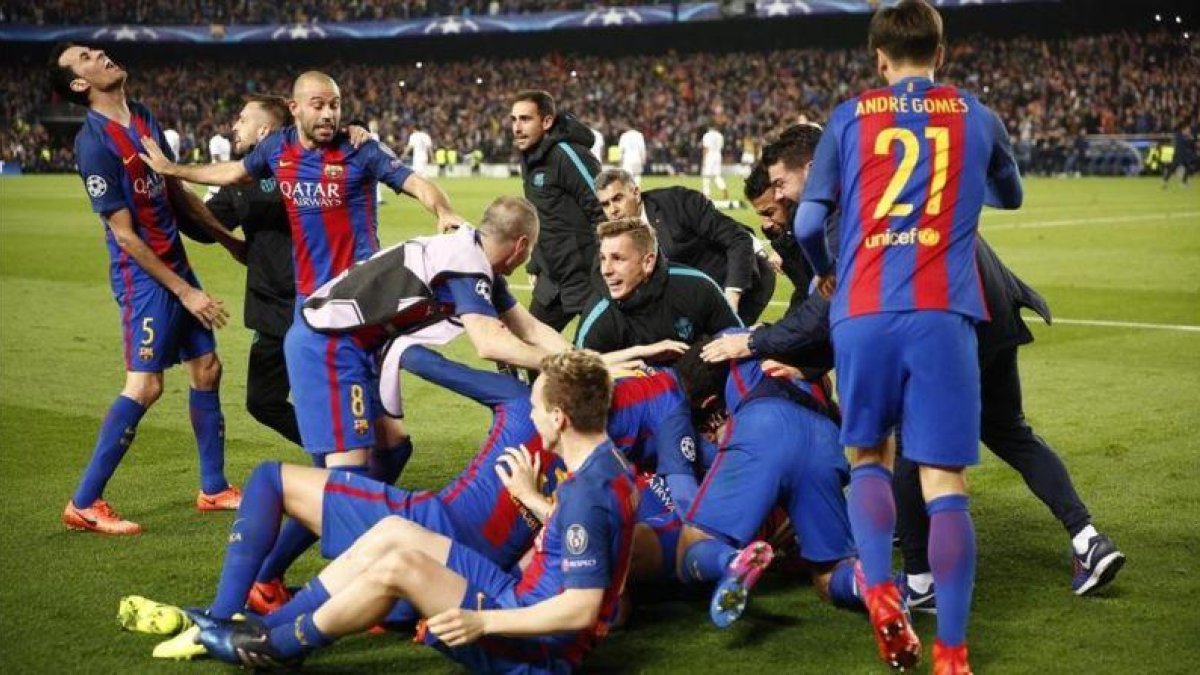 Los jugadores del Barça festejan el gol de Sergi Roberto al París SG en el Camp Nou.-FERRAN NADEU