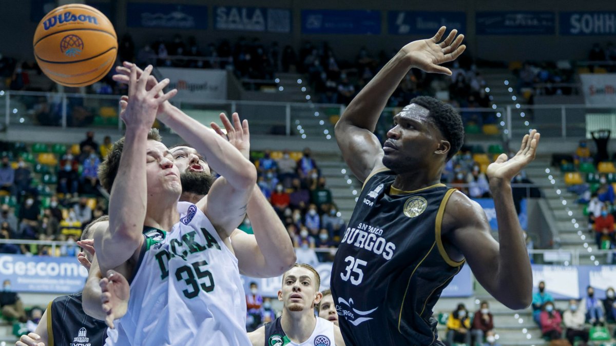 Nnoko gana la partida en defensa. SANTI OTERO