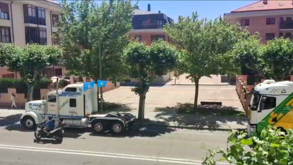 Como manda la tradición, los camioneros burgaleses volvieron a reunirse para honrar a su patrón desfilando por la ciudad con sus camiones engalanados.