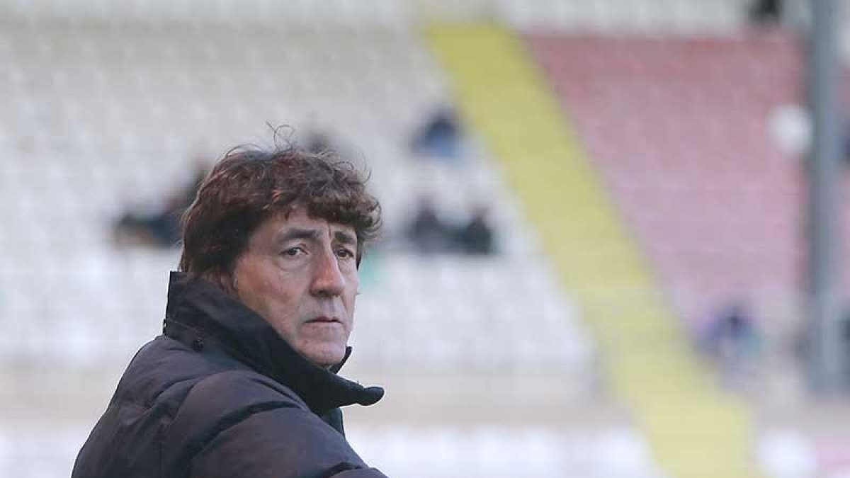 Patxi Salinas da instrucciones durante un partido-Raúl G. Ochoa