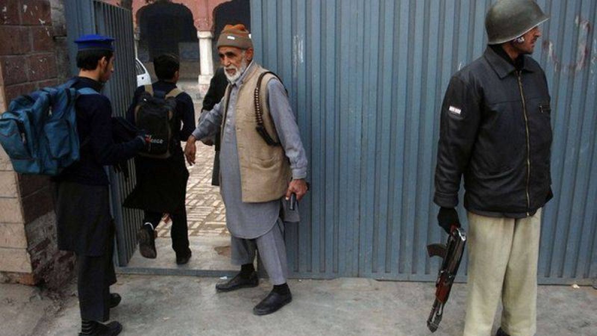 Un estudiante entra en la escuela de Peshawar atacada por los talibanes el pasado diciembre.-Foto: REUTERS / KHURAM PARVEZ