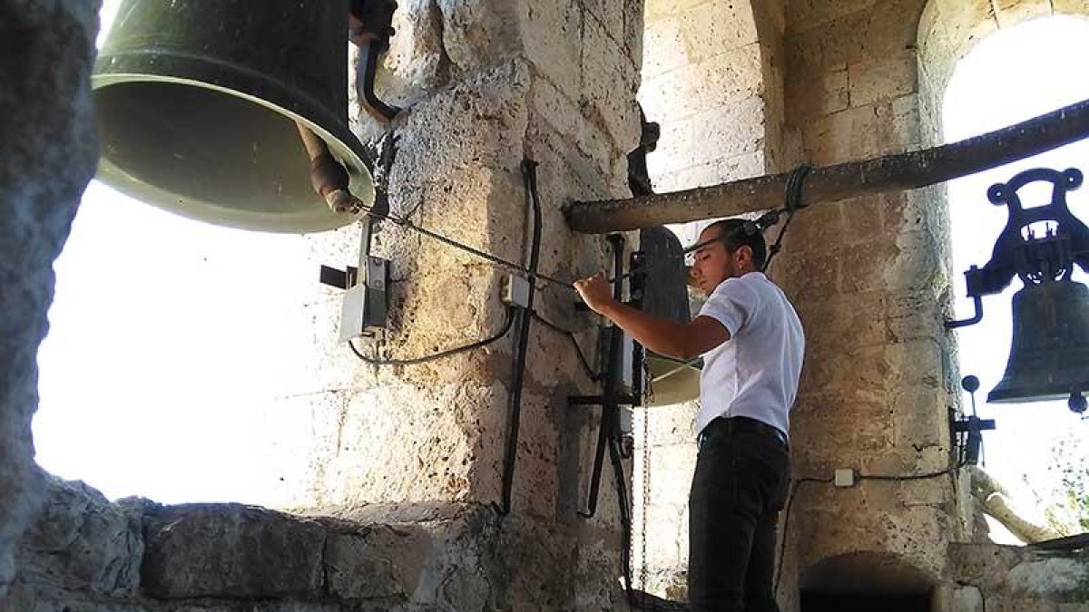 Ismael de la Iglesia toca las campanas de su pueblo con la firme esperanza de recuperar una figura de gran valor cultural.-ISMAEL DE LA IGLESIA