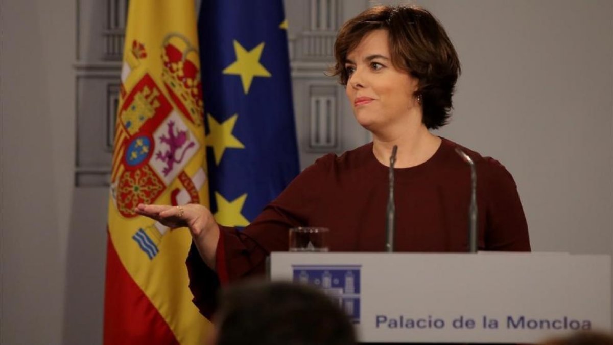 Soraya Saenz de Santamaria comparece despues del pleno del Parlament-/ JOSE LUIS ROCA