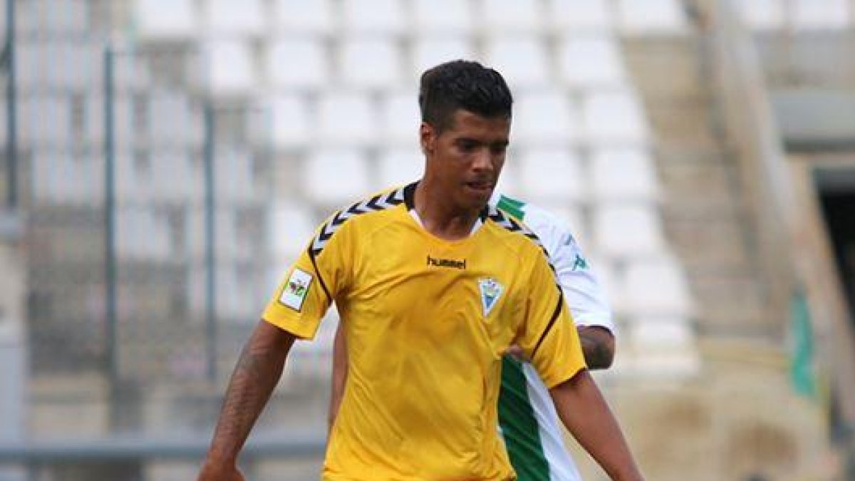 Carlos Julio con la camiseta del Marbella.-MARBELLA-FC.COM