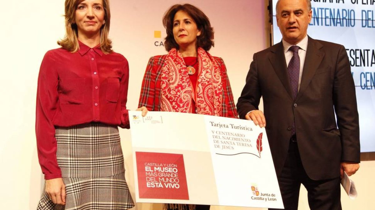 La consejera de Cultura y Turismo, Alicia García juntó a la secretaria de estado de Turismo, Isabel Borreguero y el alcalde de Ávila, Migue Ángel Nieto presentan la tarjeta Turística V centenario de Castilla y Leon-Ical