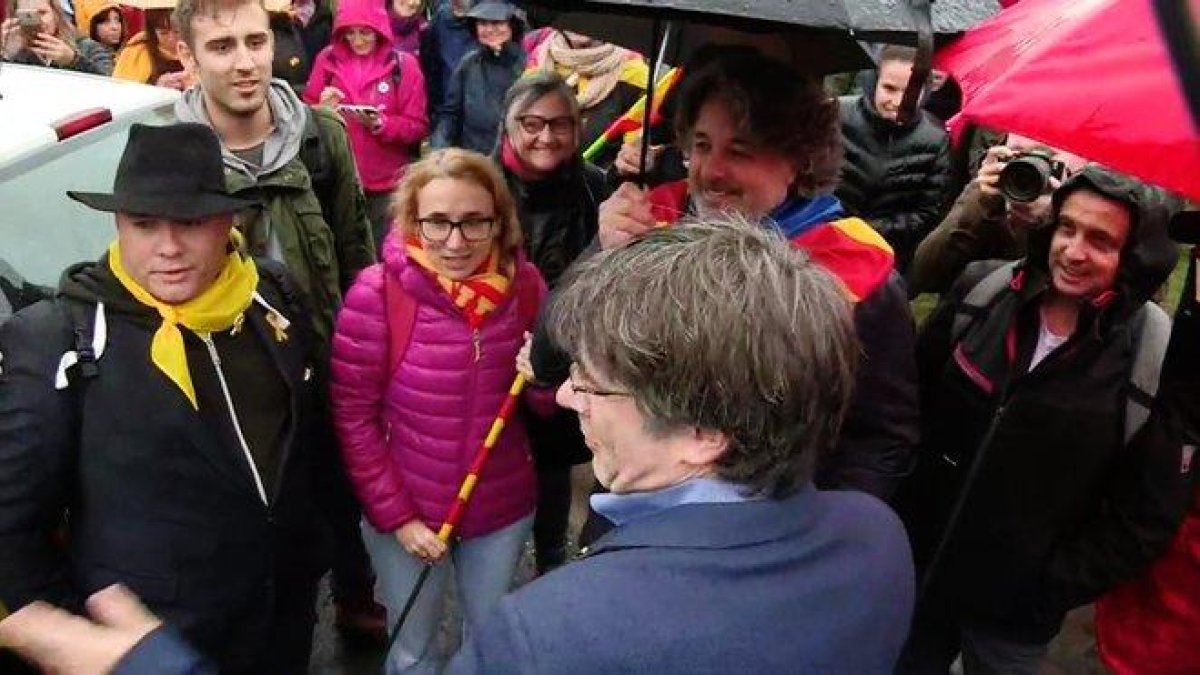Puigdemont saluda en Waterloo a los participantes de la marcha de la ANC.-