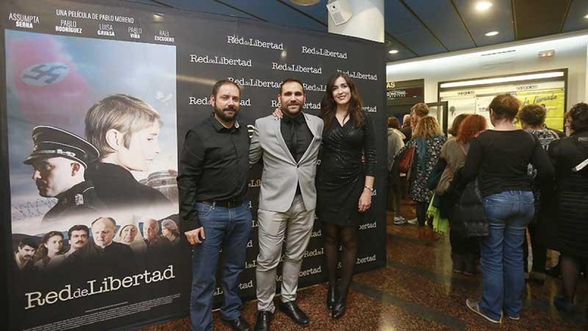 Rubén Ortega (i.), Pablo Moreno y María Esparcia, en el ‘photocall’ instalado en el vestíbulo de los Van Golem.-Raúl Ochoa