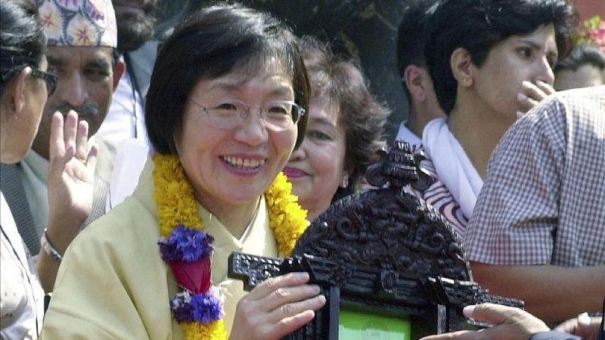 Tabei recibe un galardón en Katmandú en el 2003.-AP / BINOD JOSHI