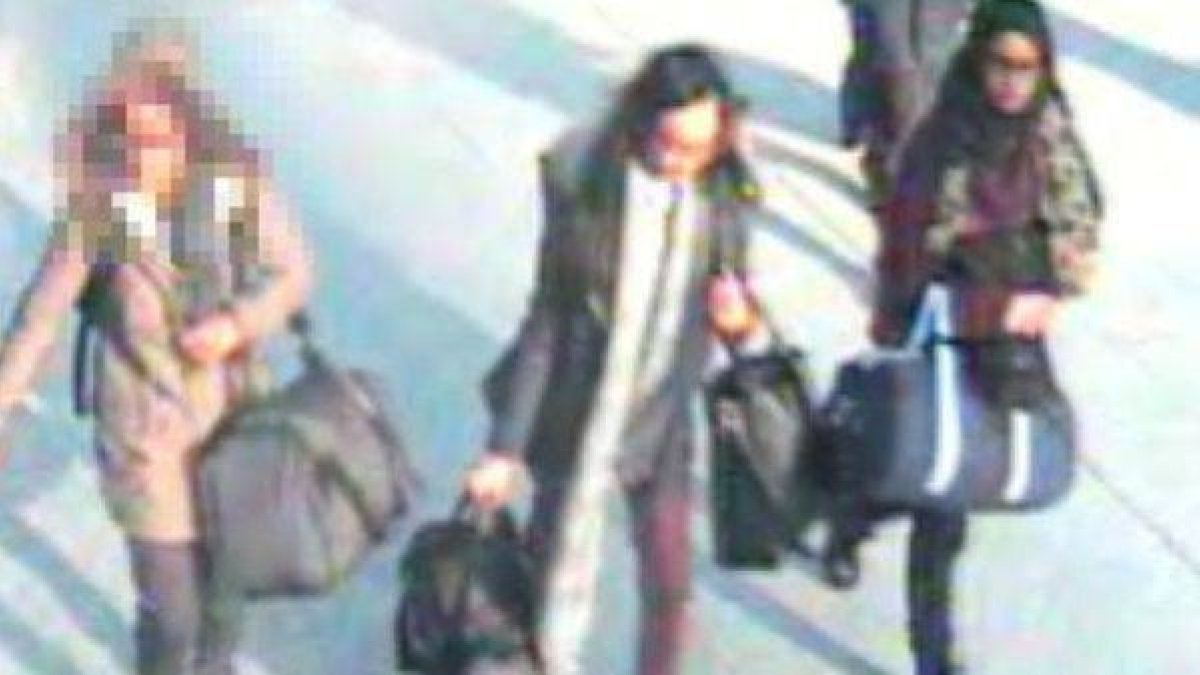 Imagen de las tres jóvenes en el aeropuerto de Gatwick.-