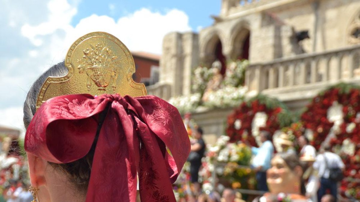 La ofrenda floral es propicia para las fotos de concurso, tanto en los detalles como en el plano general.-ECB